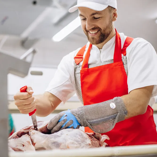 Operador a preparar carne com luva de proteção em malha de aço
