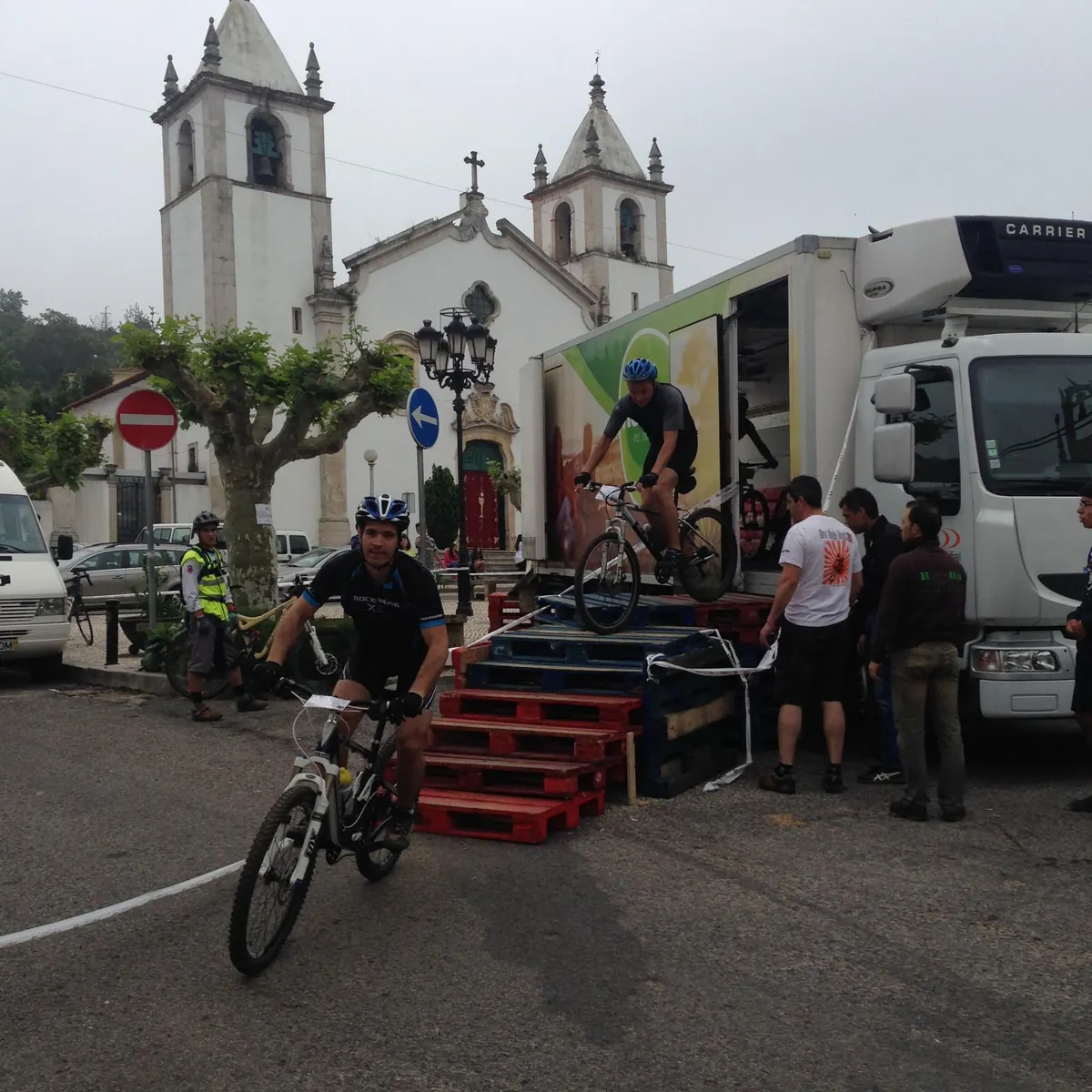 Prova de BTT apoiada pela Dalifal junto a uma igreja