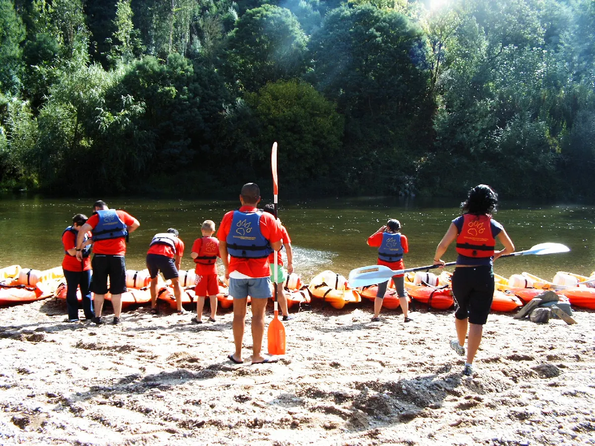 Participantes numa atividade de canoagem no rio